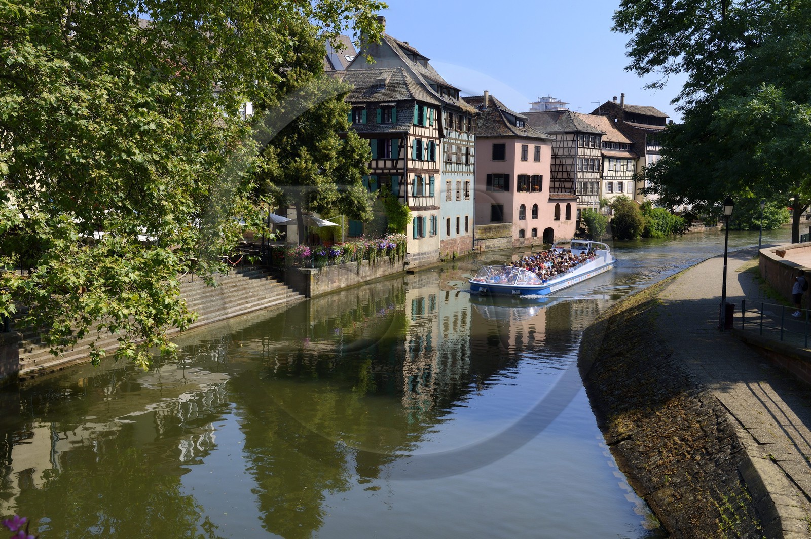 France, Bas-Rhin (67), Strasbourg, vieille ville classée au Patrimoine Mondial de l'UNESCO, quartier de la Petite France, bateau mouche sur un bras de l'Ill et quai de la Petite France France, Bas-Rhin (67), Strasbourg, vieille ville classée au Patrimoine Mondial de l'UNESCO, quartier de la Petite France, bateau mouche sur un bras de l'Ill et quai de la Petite France