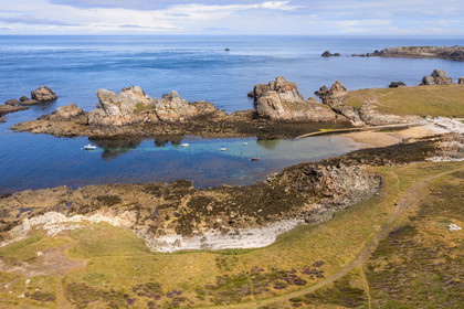 France, Finistère (29), Mer d'Iroise, Ile d'Ouessant, randonneur sur le chemin cotier devant la plage et le mouillage de Yuzin sur la cote Nord (vue aérienne)