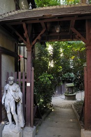 France, Paris (75), la Cité des Fusains au numéro 22 de la rue Tourlaque où le peintre Auguste Renoir eut un atelier