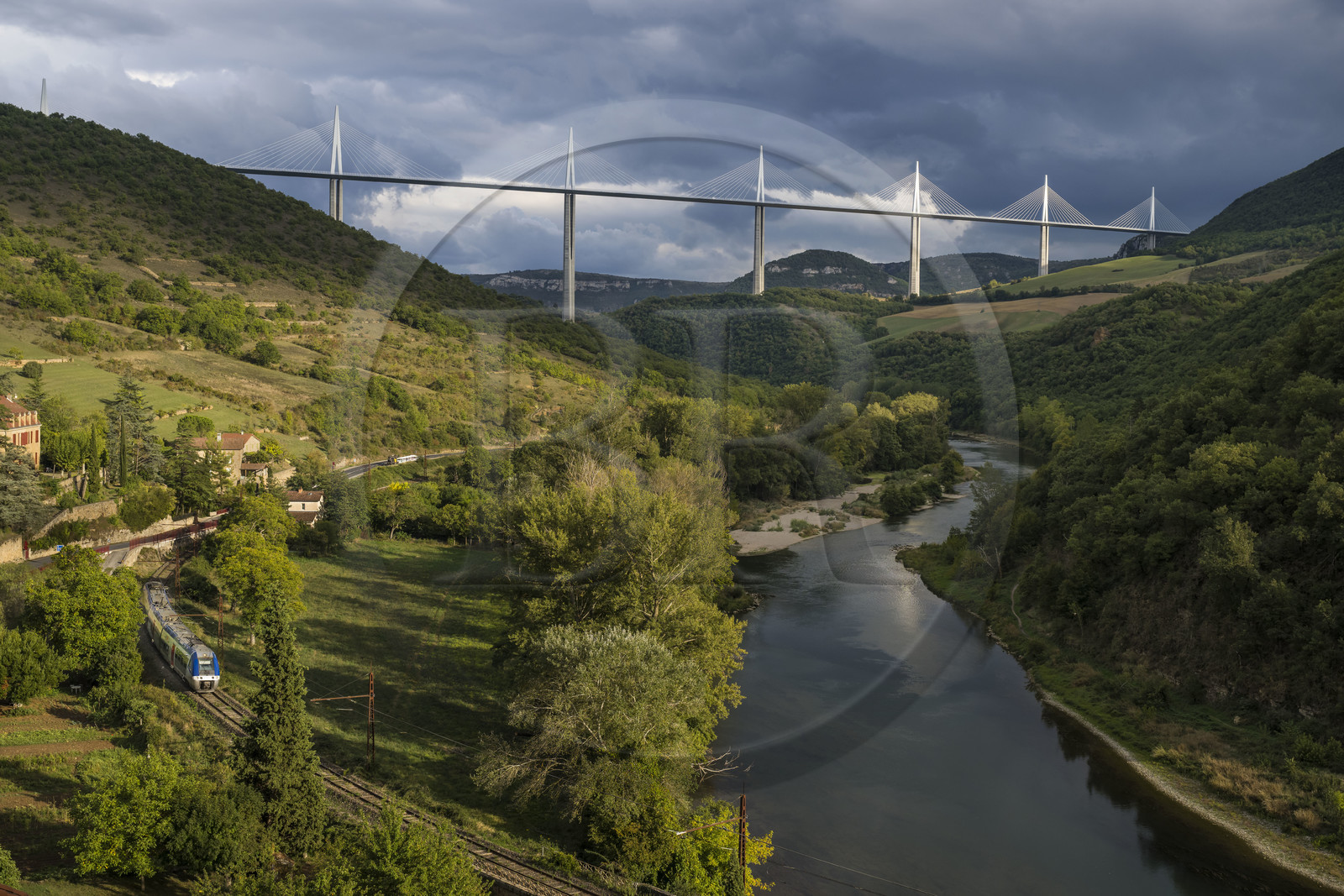 France, Aveyron (12), parc naturel régional des Grands Causses, Peyre, le viaduc de Millau des architectes Michel Virlogeux et Norman Foster, passage du TER en bordure du Tarn