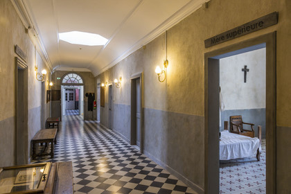 France, Bouches-du-Rhône (13), Parc Naturel Régional des Alpilles, Saint-Rémy-de-Provence, monastère Saint-Paul-de-Mausole, l'asile psychiatrique historique la Maison de santé Saint-Paul où Van Gogh fût interné en 1889-1890, couloir et chambre de la mère supérieure