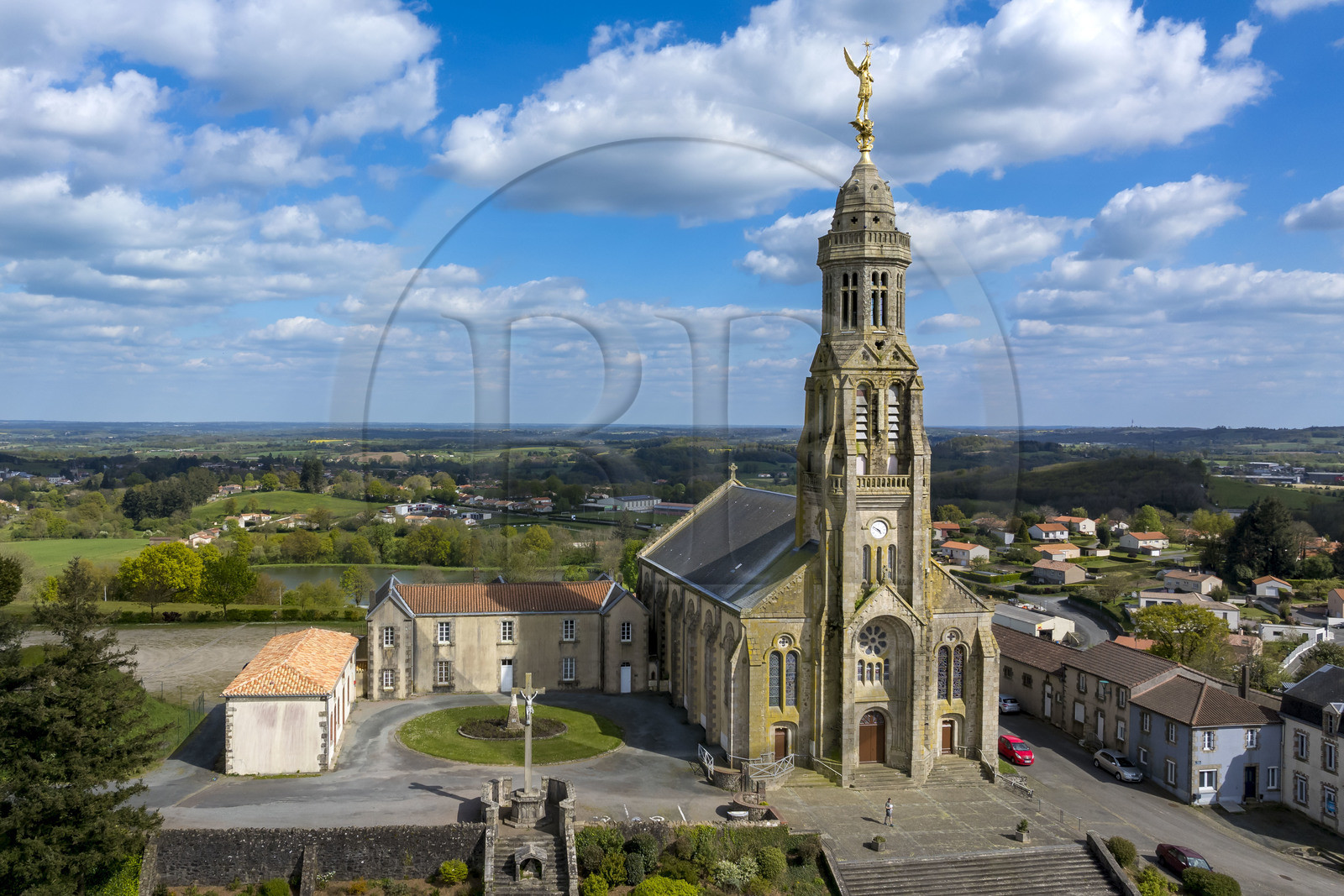 France, Vendée (85), Sèvremont, Saint-Michel-Mont-Mercure, l'église avec sa statue de l'archange Saint-Michel (vue aérienne)