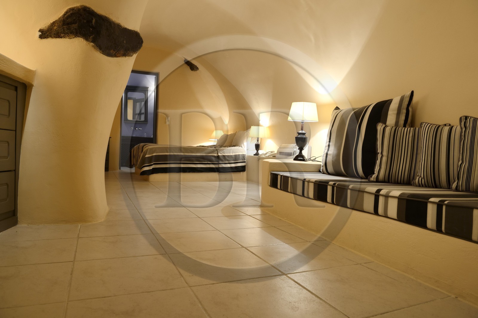 Grèce, Les Cyclades, mer Égée, île de Santorin (Thira ou Théra), village de Pyrgos, l'hôtel Relais & Châteaux Zannos Melathron, une chambre