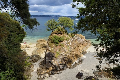 France, Finistere (29), Fouesnant, the coastline between Cap Coz and the Pointe de Beg Meil, beach along the coastal path