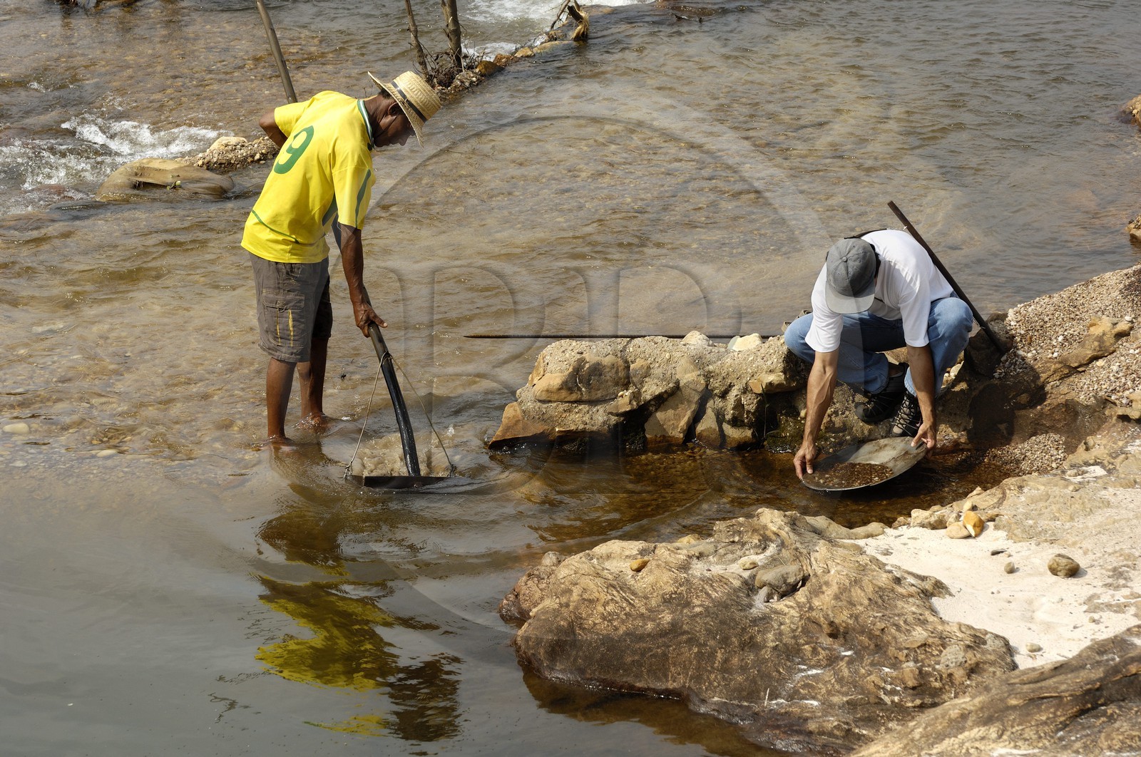 Brésil, Etat du Minas Gerais, ville de Diamantina, garimpero, prospecteur d'or dans une rivière (Route de l'or, Estrada Real)
