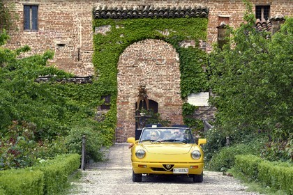 Italie, Emilie-Romagne, Polesine Zibello aux environs de Parme, Hotel et restaurant Antica Corte Pallavicina, cabriolet Alfa Romeo Duetto Spider jaune
