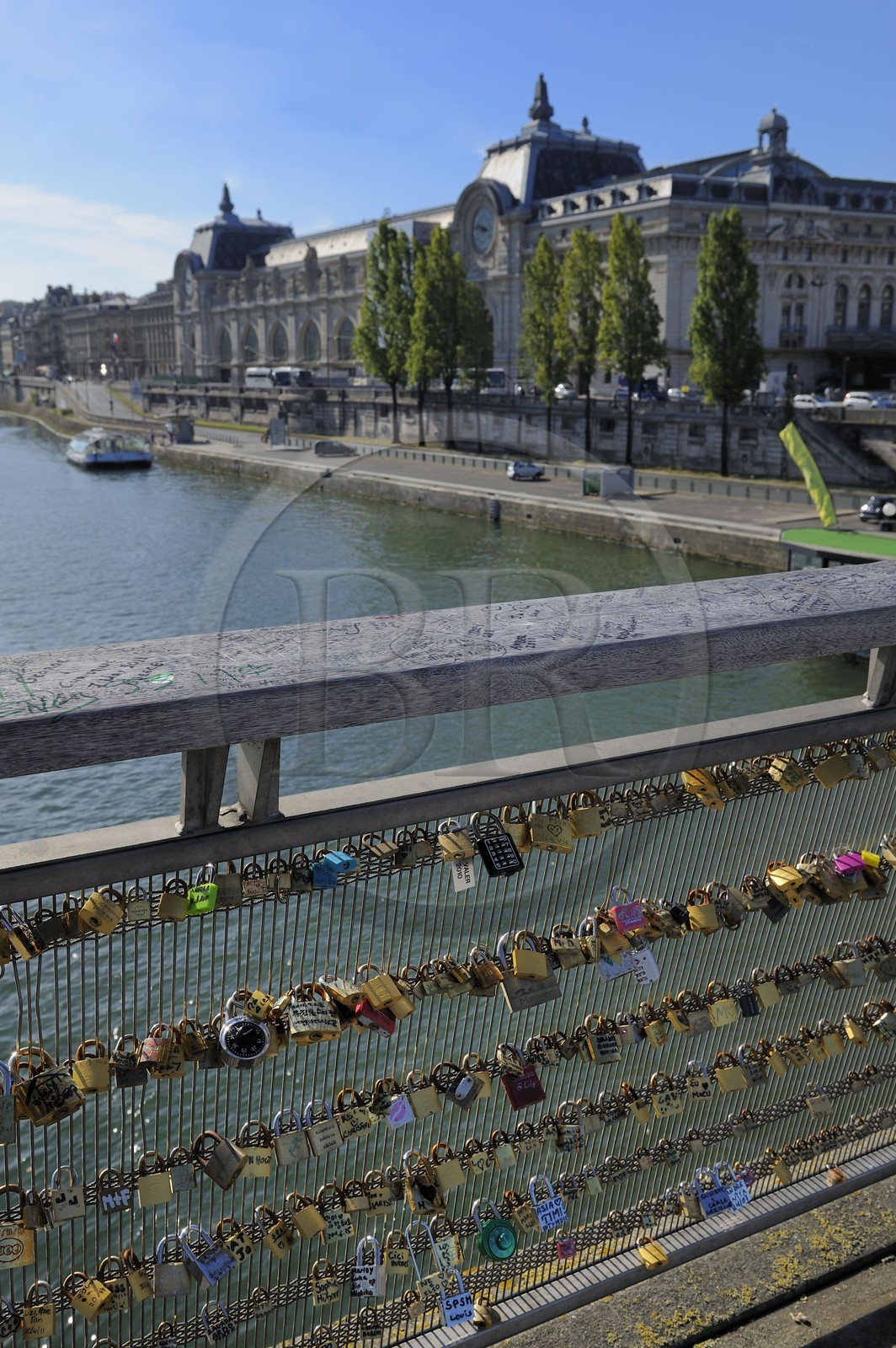 France, Paris (75), le musée d'Orsay depuis la passerelle Léopold-Sédar-Senghor, anciennement passerelle Solférino, les amoureux se déclarent leur amour en accrochant un cadenas gravé