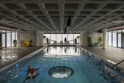 France, Hérault (34), Montpellier,  quartier de Port Marianne, batiment le Nuage réalisation du créateur Philippe Starck, aquabike center dans la piscine à l'étage