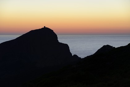 France, Corse-du-Sud (2A), Golfe de Porto, classé Patrimoine Mondial de l'UNESCO, le Capo Rosso et la Tour Génoise de Turghiu (Turghio) en arrière plan