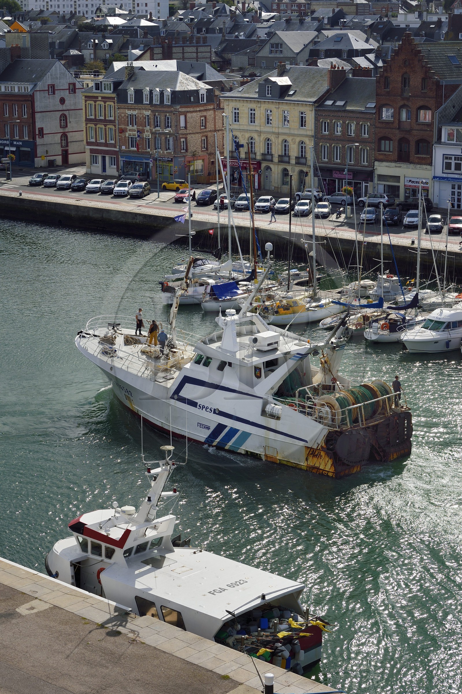 France, Seine-Maritime (76), Pays de Caux, Côte d'Albâtre, Fécamp, retour au port d'un bateau de pêche