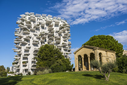 France, Hérault (34), Montpellier, quartier Richter, les rives du Lez, l'immeuble L'Arbre Blanc, réalisé par l'architecte japonais Sou Foujimoto avec les architectes français Nicolas Laisné et Manal Rachdi, le bureau d'Octroi de Richter au premier plan