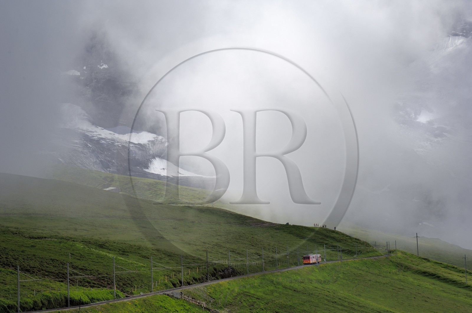Suisse, Canton de Berne, Oberland Bernois, Interlaken, train montant à la Jungfrau (3 454 m) dit le toit de l' Europe, classé Patrimoine Mondial de l'UNESCO, vers la gare de Kleine Scheidegg