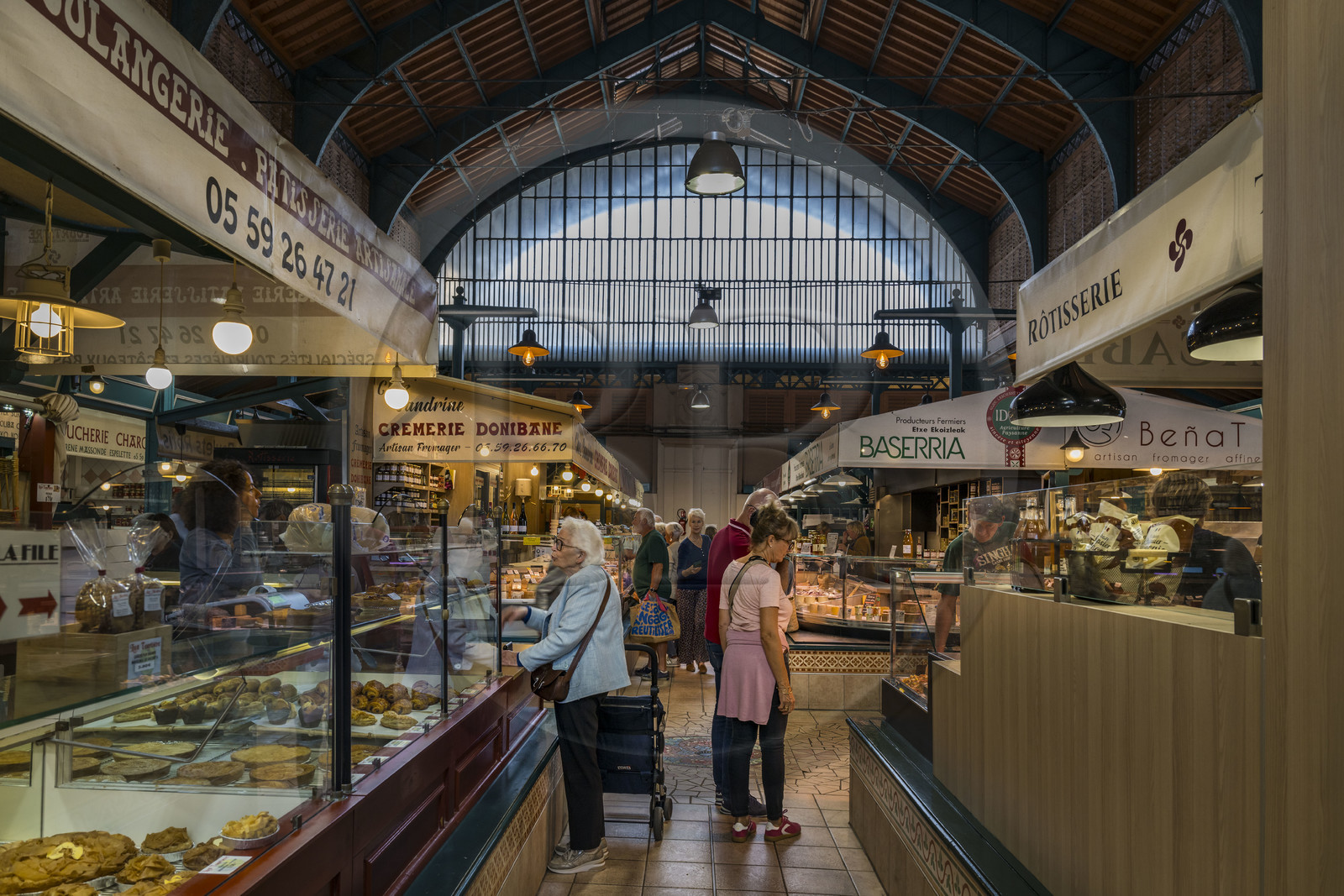 France, Pyrénées-Atlantiques (64), Pays-Basque, Saint-Jean-de-Luz, étal du marché couvert sous la halle France, Pyrénées-Atlantiques (64), Pays-Basque, Saint-Jean-de-Luz, étal du marché couvert sous la halle