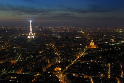 France, Paris (75), la Tour Eiffel illuminée (© SETE-illuminations Pierre Bideau) et les Invalides de nuit depuis la Tour Montparnasse
