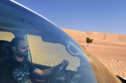 Sultanat d'Oman, gouvernorat de Ash Sharqiyah, désert des Wahiba Sands ou Sharqiya Sands, 4x4 sur la piste qui slalome entre les dunes de sable