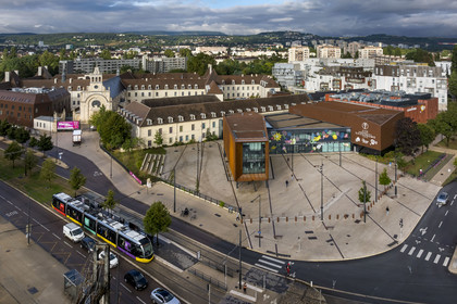 France, Côte-d'Or (21), Dijon, zone classée Patrimoine Mondial de l'UNESCO, Cité Internationale de la Gastronomie et du Vin par l'architecte Anthony Béchu située sur le site de l'ancien hôpital général de Dijon et le canon de lumière qui abrite l'école Ferrandi (vue aérienne)