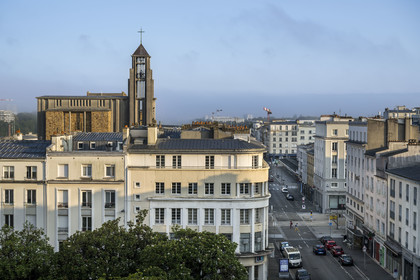 France, Finistère (29), Brest, l'église Saint-Louis de Brest construite entre 1953 et 1958, et la rue de Lyon