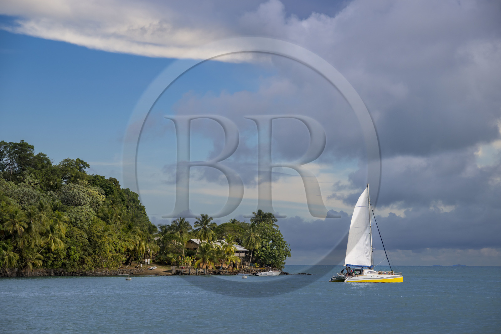 France, Guyane, Kourou, Iles du Salut, l'Ile Saint-Joseph, touristes passant la journée sur un catamaran