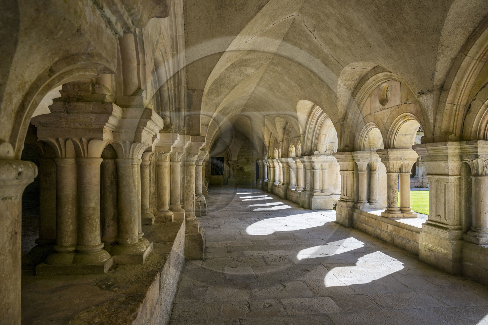 France, Côte-d'Or (21), Marmagne, l'abbaye cistercienne de Fontenay classée au Patrimoine Mondial de l'UNESCO, la salle capitulaire à gauche qui s'ouvre sur la galerie est du cloître
