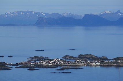 Norvège, Nordland, Iles Lofoten, la côte ouest de l’Ile de Hadsel, village de Strandlandet (vue aérienne)