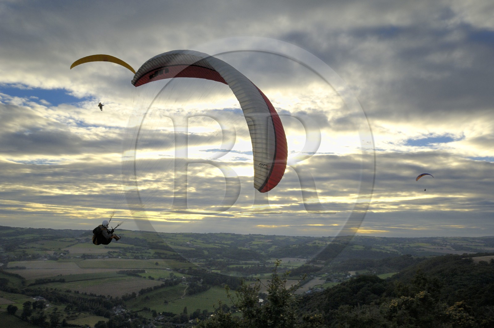France, Calvados (14), la Suisse normande, Clécy, parapente depuis la route des crêtes qui domine la vallée de l'Orne