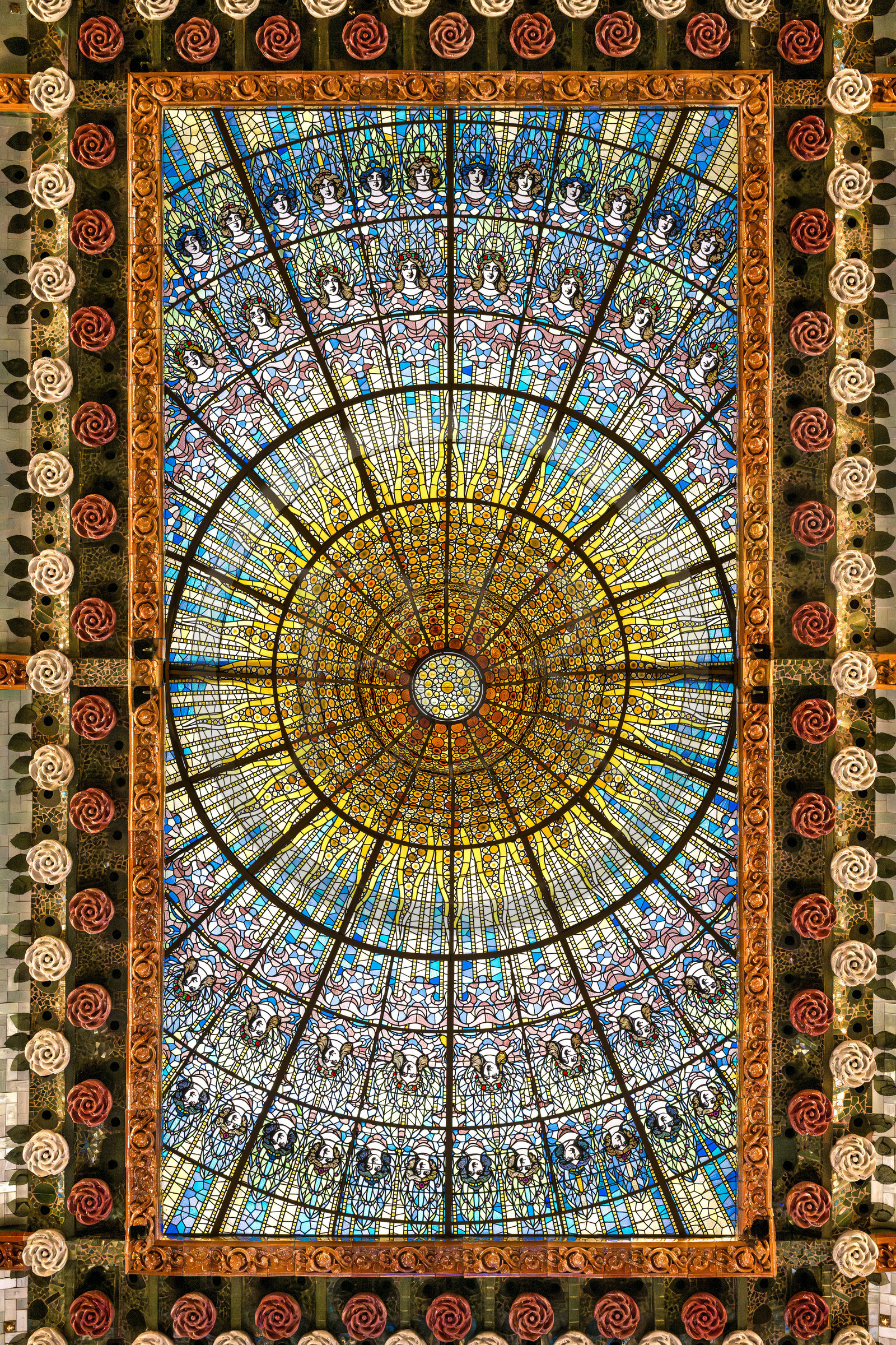 Espagne, Catalogne, Barcelone, Palau de la Musica Catalana (palais de la musique catalane), salle de concert dessinée par l'architecte du modernisme catalan Lluis Domènech i Montaner, site classé au Patrimoine Mondial de l'UNESCO, grande verrière, coupole de vitraux oeuvre de Antoni Rigalt i Blanch