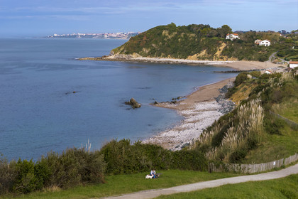 France, Pyrénées-Atlantiques (64), la côte du Pays-Basque, Saint-Jean-de-Luz, sentier du littoral sur le GR 8 et la plage d'Erromardie en arrière plan (vue aérienne)