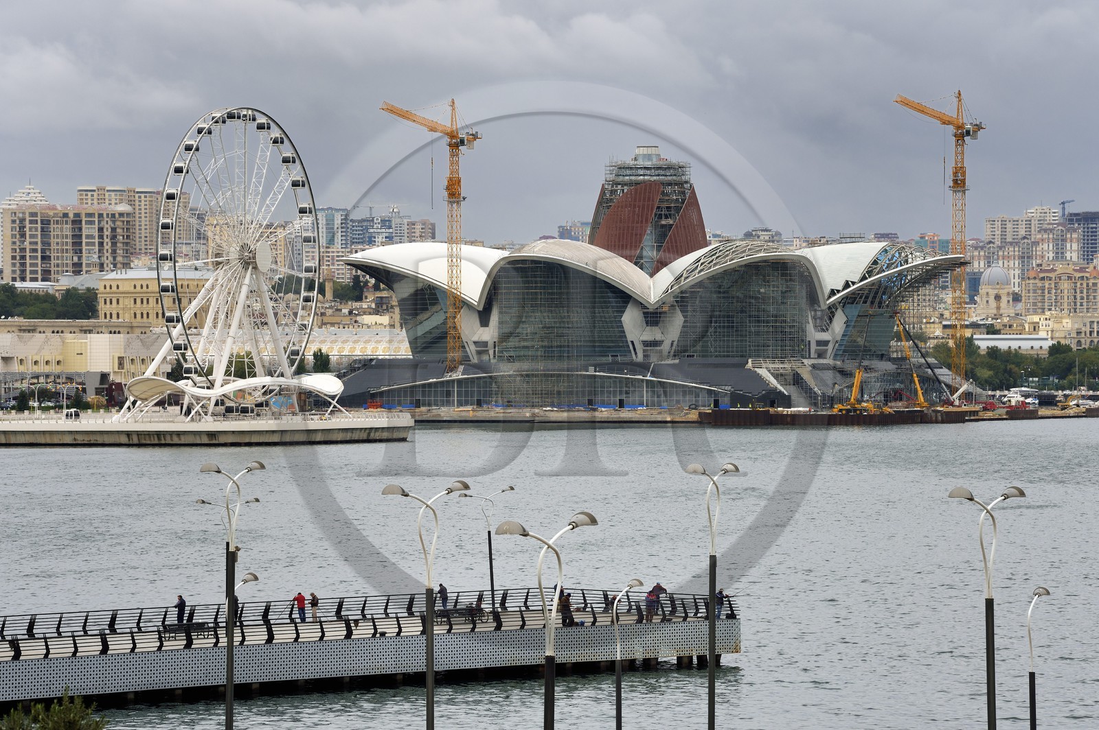 Azerbaïdjan, Bakou, Caspian Waterfront Mall au bord de la Mer Caspienne vu depuis le Bayraq Meydani
