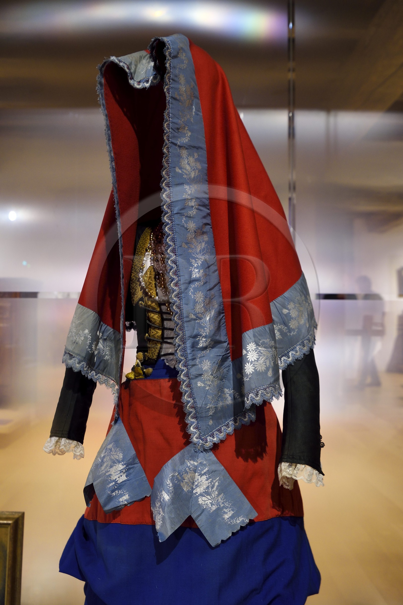 France, Pyrénées-Atlantiques (64), Pays-Basque, Bayonne, Musée Basque, costume traditionnel de femme de la vallée de Roncal en Navarre