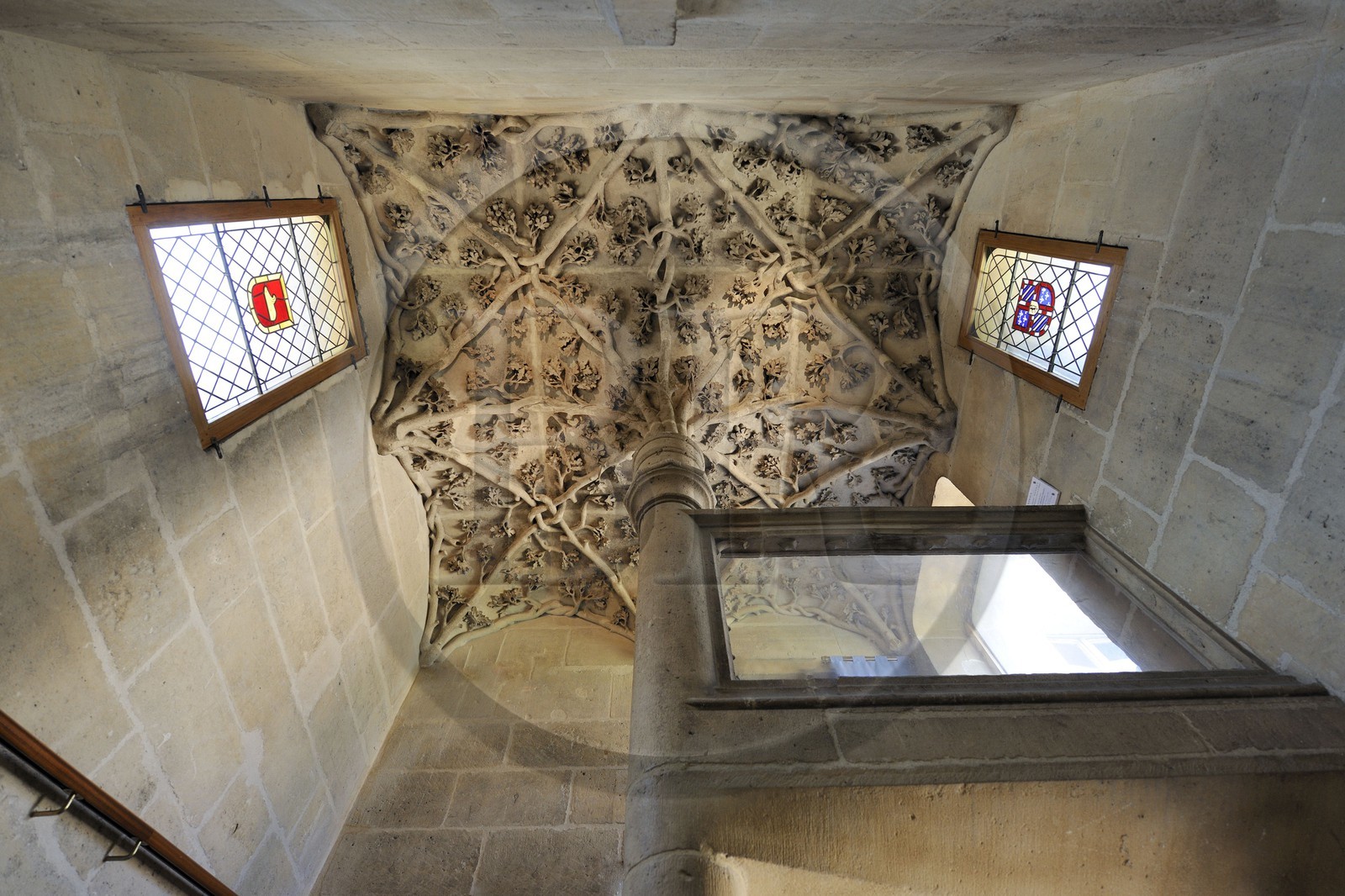 France, Paris (75), La tour (de) Jean-sans-Peur édifiée au XVe siècle, dernier vestige de l'hôtel des ducs de Bourgogne rue Étienne-Marcel, construite sur l'enceinte Philippe-Auguste, le décor végétal de la voûte de l'escalier à vis