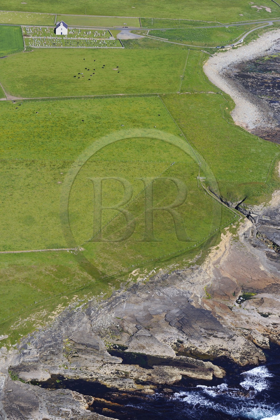 Royaume-Uni, Ecosse, Iles Orcades, Ile de Mainland, cimetière marin de Sandwick (vue aérienne)
