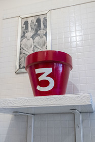 France, Paris (75), l'artiste plasticien Jean-Pierre Raynaud dans son appartement atelier, à l'intérieur des wc, un des lieux refuges des plus intimes de l'artiste où il peut être proche de certaines de ses œuvres historiques qui lui sont chers, Psycho-Objet Chaud 1964
