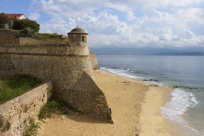 France, Corse-du-Sud (2A), Ajaccio, échauguette et remparts de la Citadelle Miollis sur la plage de la vieille ville