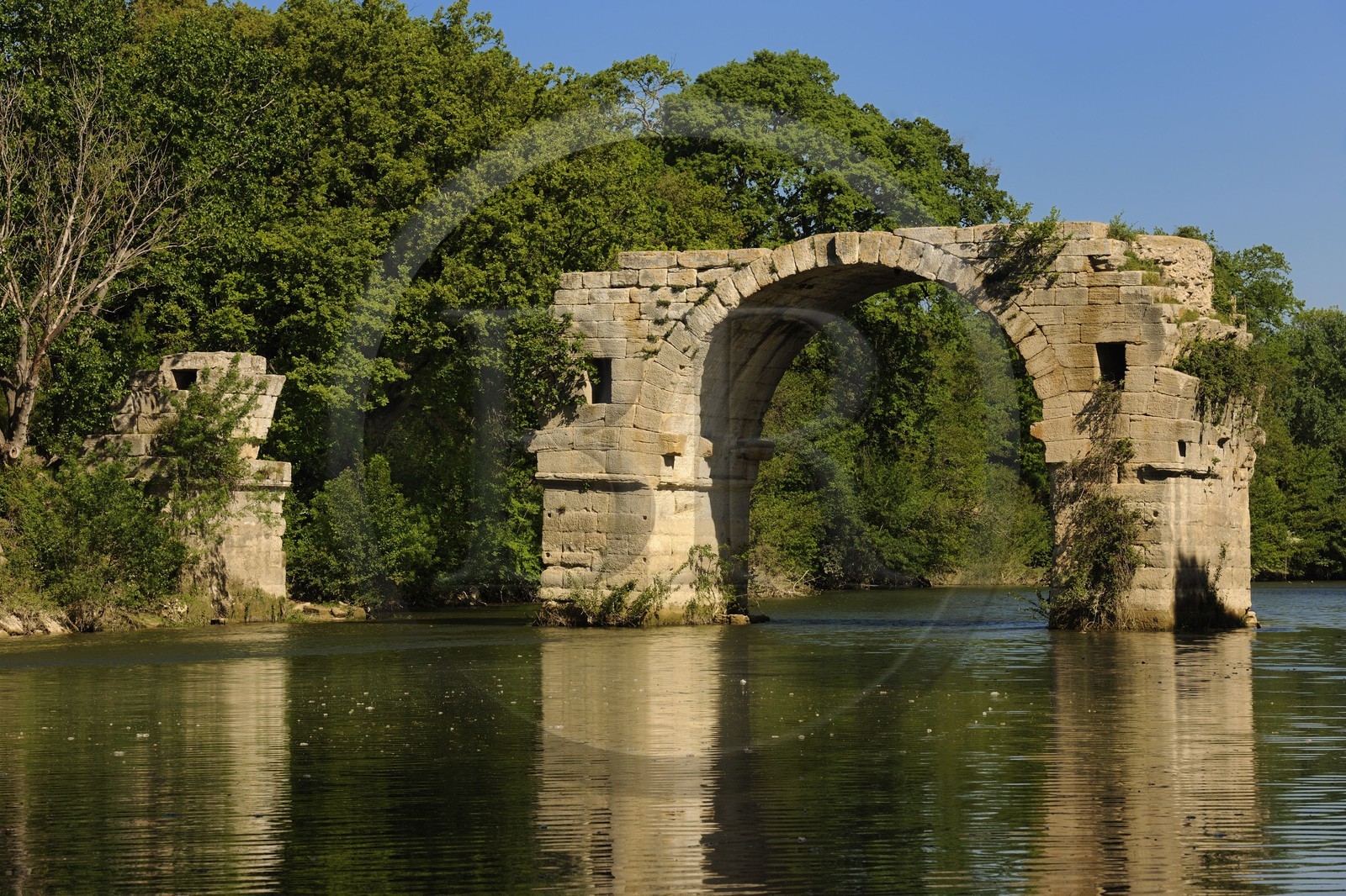 France, Hérault (34), près de Lunel, Oppidum d'Ambrussum ancien oppidum gaulois situé sur la Voie Domitienne (Via Domitia), le Pont Ambroix sur la rivière le Vidourle