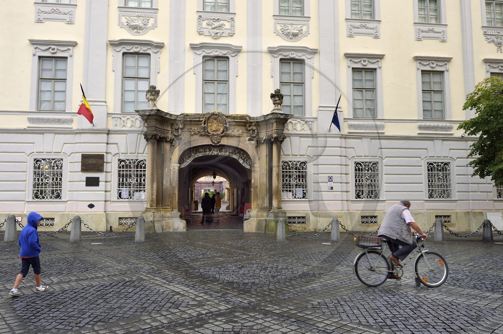 Roumanie, Transylvanie, Sibiu, la vieille ville, la Piata Mare (la Grande place), palais Brukenthal qui abrite le musée d'Histoire et la galerie d'art Roumanie, Transylvanie, Sibiu, la vieille ville, la Piata Mare (la Grande place), palais Brukenthal qui abrite le musée d'Histoire et la galerie d'art