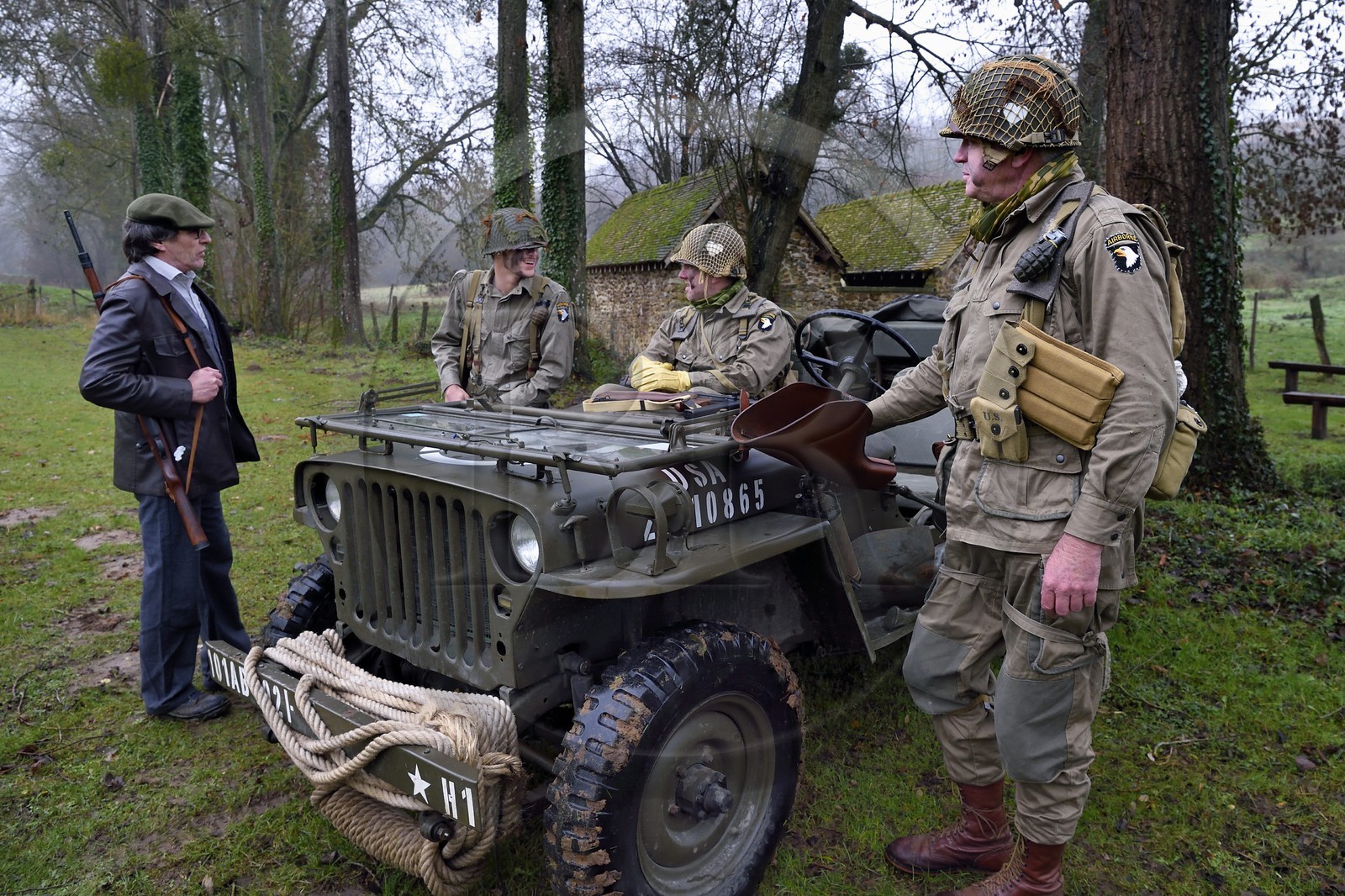 France, Eure (27), Sainte-Colombe-prés-Vernon, Allied Reconstitution Group (association de reconstitution historique de la 2éme Guerre Mondiale américain et Maquis), reconstitueurs en uniforme de la 101e division aéroportée US et de maquisard des Forces françaises de l'intérieur (FFI)