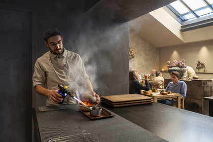 France, Côte-d'Or (21), Dijon, zone classée Patrimoine Mondial de l'UNESCO, restaurant Cibo du chef étoilé Angelo Ferrigno ici dans sa cuisine