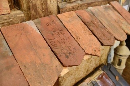 France, Haut-Rhin (68), Sundgau, Oltingue, le musée Paysan, dernière tuile posée sur un toit qui est bénie pour porter chance