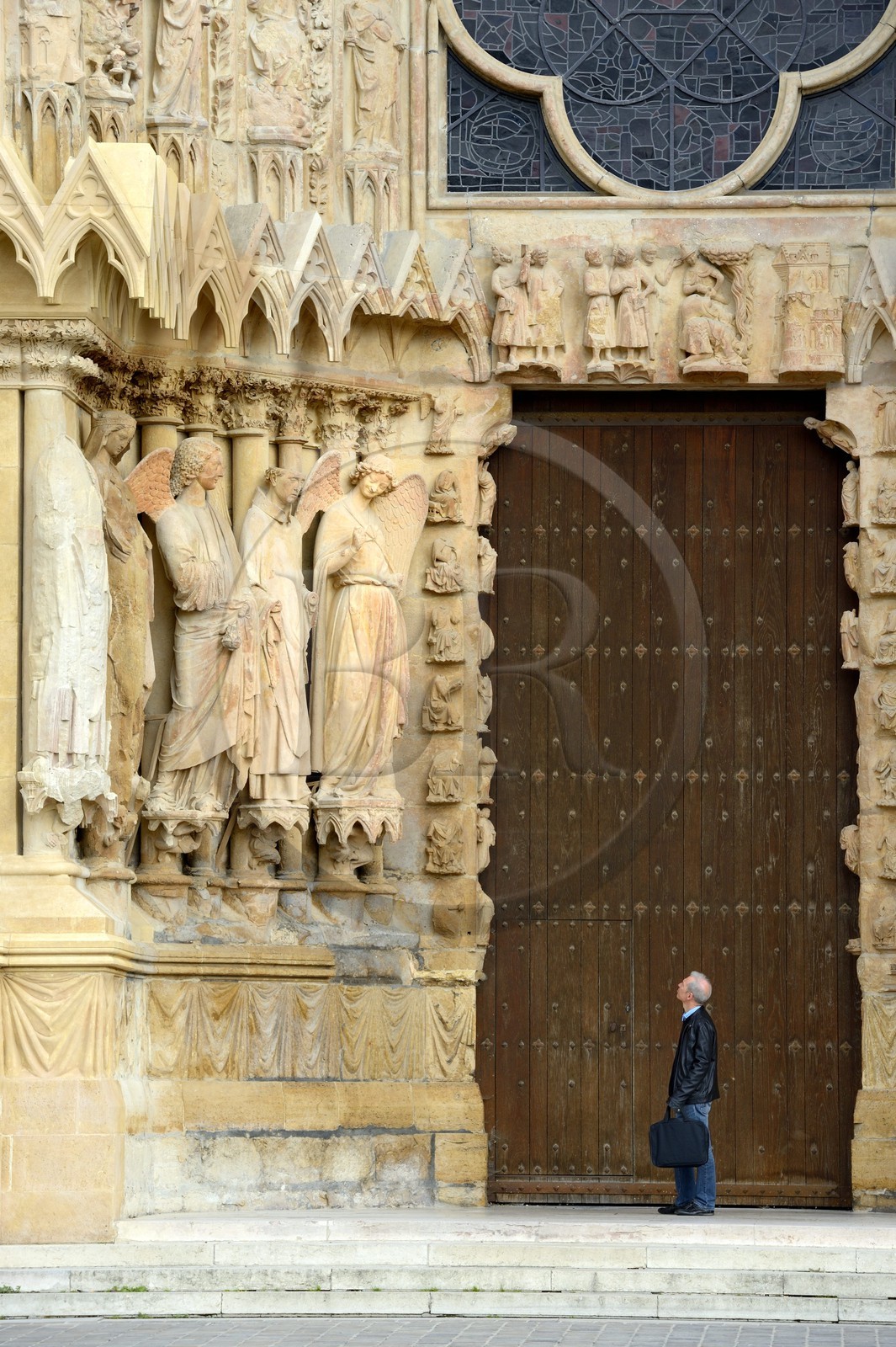 France, Marne (51), Reims, la cathédrale Notre-Dame de Reims, classée Patrimoine Mondial de l'UNESCO, sculpture de L'ange au sourire sur la portail gauche de la facade occidentale