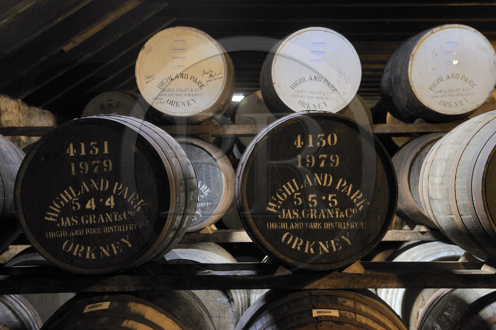 Royaume-Uni, Ecosse, Iles Orcades, Kirkwall, distillerie de whisky Highland Park, stockage pour faire vieillir le whisky