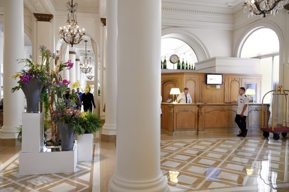 France, Alpes-Maritimes (06), Cannes, le palace du Carlton sur le boulevard de la Croisette, le lobby