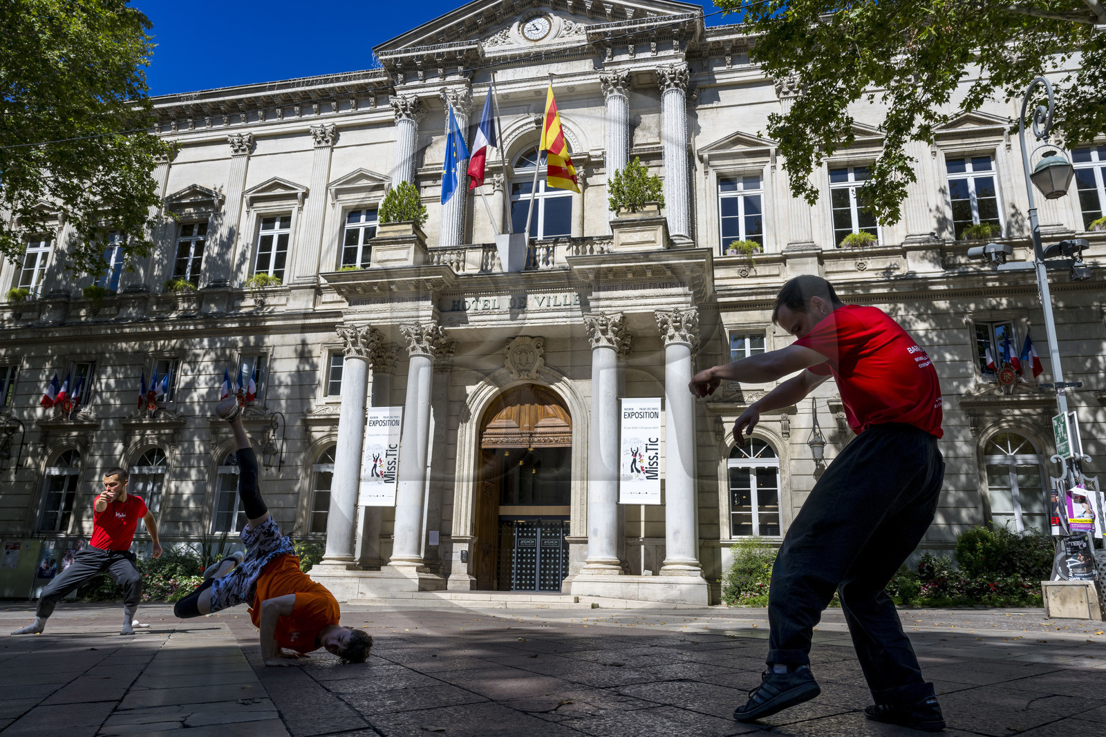 France, Vaucluse (84), Avignon, place de l'Horloge, spectacle Barulhos création de la Compagnie Malka en teasing spectacle de rue devant l'hôtel de Ville pendant le festival