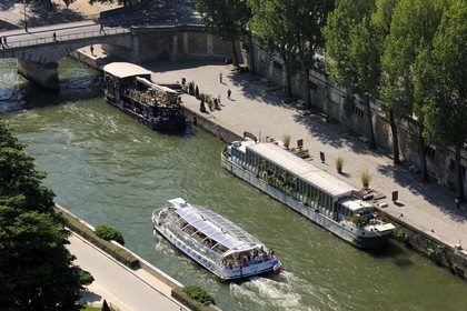 France, Paris (75), les rives de la Seine, classées Patrimoine Mondial de l'UNESCO, un bateau-bus sous la cathédrale Notre-Dame