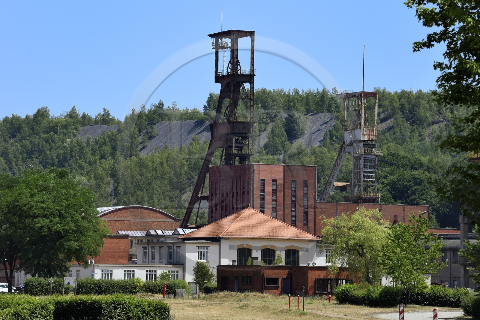 France, Moselle (57), Petite-Rosselle, le musée du carreau Wendel, puit de la mine de charbon et terrils en arrière plan