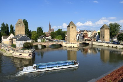 France, Bas Rhin (67), Strasbourg, vieille ville classée au Patrimoine Mondial de l'UNESCO, quartier de la Petite France, les Ponts Couverts et la cathédrale Notre Dame en arrière plan