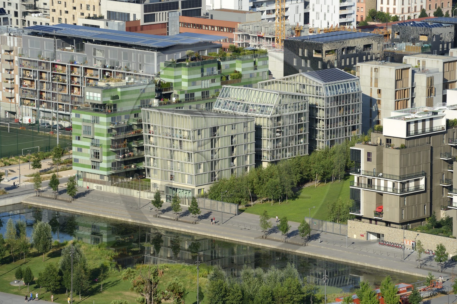 France, Rhône (69), Lyon, nouveau quartier de La Confluence au sud de la Presqu'île, jardin aquatique Ouagadougou et immeubles d'habitation