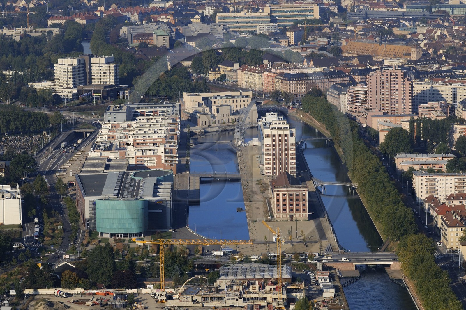 France, Bas-Rhin (67), aménagement du port du Rhin et reconversion du môle du Bassin d’Austerlitz, on distingue la Cité de la musique, les Archives départementales, le plus grand multiplex UGC Ciné-Cité d’Europe et la médiathèque André Malraux (photo aérienne)