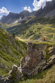 France, Hautes Alpes (05), le Briançonnais, Névache, randonneuse avec ses chiens dans la haute vallée de la Clarée, le massif des Cerces en arrière-plan