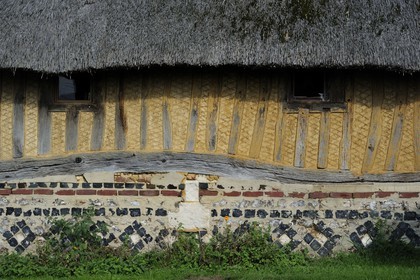 France, Eure (27), Marais-Vernier, la Grande Mare, maison traditionnelle à colombage et à toit de chaume, détail de la facade