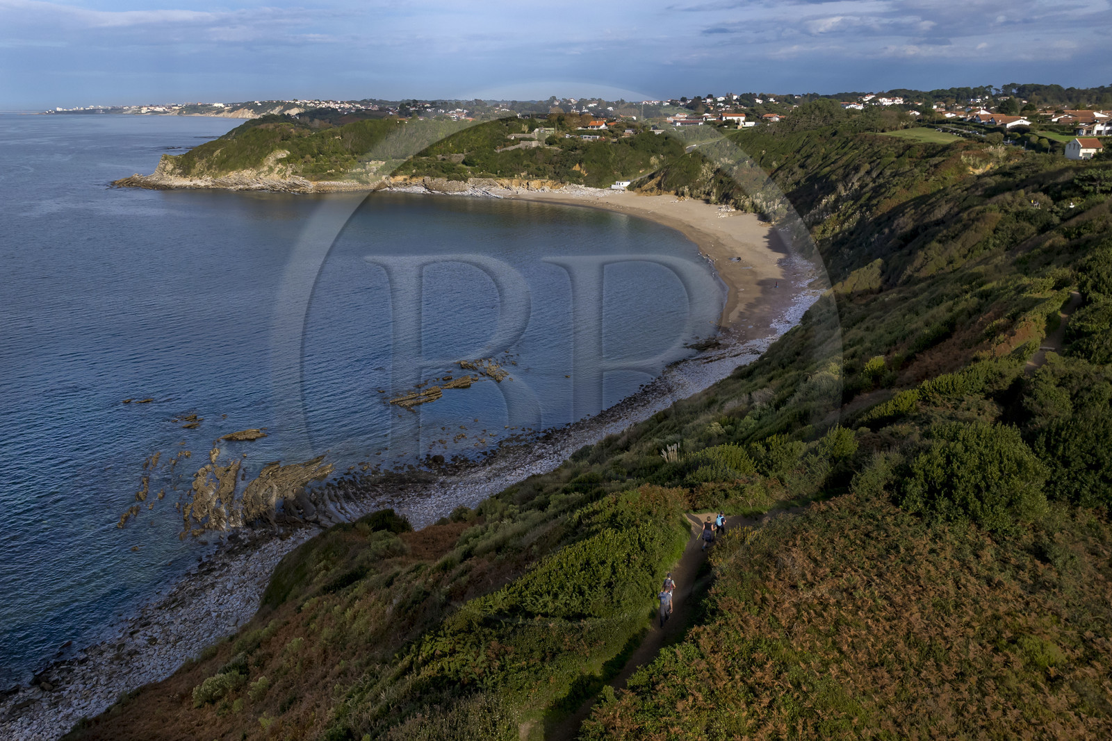 France, Pyrénées-Atlantiques (64), la côte du Pays-Basque, Saint-Jean-de-Luz, le sentier du littoral sur le GR 8 surplombant la plage de Lafitenia et la cote entre Guéthary et Biarritz en arrière plan (vue aérienne) France, Pyrénées-Atlantiques (64), la côte du Pays-Basque, Saint-Jean-de-Luz, le sentier du littoral sur le GR 8 surplombant la plage de Lafitenia et la cote entre Guéthary et Biarritz en arrière plan (vue aérienne)
